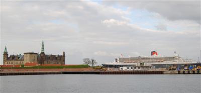 Queen Mary 2 bakom slottet Kronoborg i Helsingör